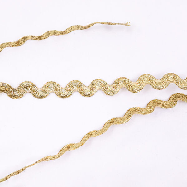 Wavy Yellow Gold Lace